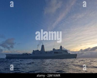 Südchinesisches Meer. 1. August 2022. Das im Vorlauf eingesetzte Amphibientransportschiff USS New Orleans (LPD 18) im Südchinesischen Meer. New Orleans, Teil der Amphibious Ready Group von Tripolis, ist zusammen mit der MEU von 31. im Verantwortungsbereich der US-Flotte von 7. tätig, um die Interoperabilität mit Verbündeten und Partnern zu verbessern und als einsatzbereite Einsatztruppe für den Frieden und die Stabilität in der Indo-Pazifik-Region zu dienen. (USA Navy Foto von Mass Communication Specialist 1. Class Desmond Parks) Quelle: U.S. Navy/ZUMA Press Wire Service/ZUMAPRESS.com/Alamy Live News Stockfoto