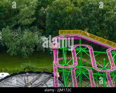 Farbenfroher Jahrmarkt in Towyn North Wales aus der Luft, Aerial Drone, Birds Eye View, Inc. Der BERÜHMTE Albert Evans Atmosphere Creator Waltzers Stockfoto