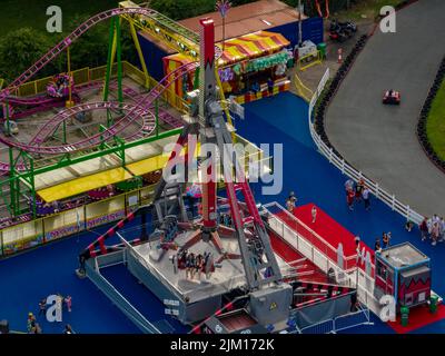 Farbenfroher Jahrmarkt in Towyn North Wales aus der Luft, Aerial Drone, Birds Eye View, Inc. Der BERÜHMTE Albert Evans Atmosphere Creator Waltzers Stockfoto