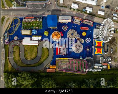 Farbenfroher Jahrmarkt in Towyn North Wales aus der Luft, Aerial Drone, Birds Eye View, Inc. Der BERÜHMTE Albert Evans Atmosphere Creator Waltzers Stockfoto