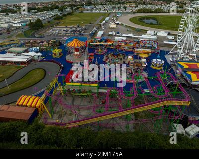 Farbenfroher Jahrmarkt in Towyn North Wales aus der Luft, Aerial Drone, Birds Eye View, Inc. Der BERÜHMTE Albert Evans Atmosphere Creator Waltzers Stockfoto