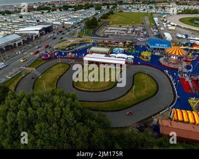 Farbenfroher Jahrmarkt in Towyn North Wales aus der Luft, Aerial Drone, Birds Eye View, Inc. Der BERÜHMTE Albert Evans Atmosphere Creator Waltzers Stockfoto