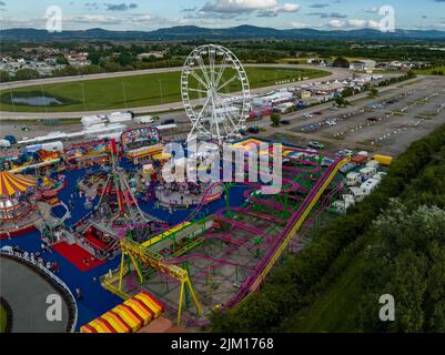 Farbenfroher Jahrmarkt in Towyn North Wales aus der Luft, Aerial Drone, Birds Eye View, Inc. Der BERÜHMTE Albert Evans Atmosphere Creator Waltzers Stockfoto