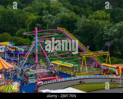 Farbenfroher Jahrmarkt in Towyn North Wales aus der Luft, Aerial Drone, Birds Eye View, Inc. Der BERÜHMTE Albert Evans Atmosphere Creator Waltzers Stockfoto