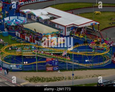 Farbenfroher Jahrmarkt in Towyn North Wales aus der Luft, Aerial Drone, Birds Eye View, Inc. Der BERÜHMTE Albert Evans Atmosphere Creator Waltzers Stockfoto