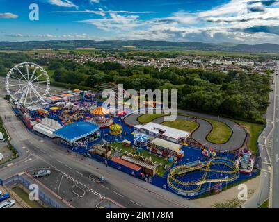 Farbenfroher Jahrmarkt in Towyn North Wales aus der Luft, Aerial Drone, Birds Eye View, Inc. Der BERÜHMTE Albert Evans Atmosphere Creator Waltzers Stockfoto