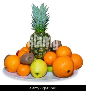 Frisches Gemüse und Obst auf einem weißen Teller. Isoliert. Stockfoto