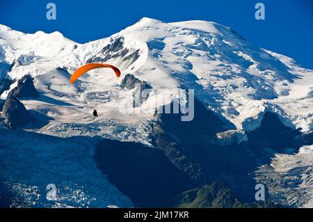 Gleitschirmfliegen über dem Chamonix-Tal, Chamonix Mont-Blanc, Frankreich Stockfoto