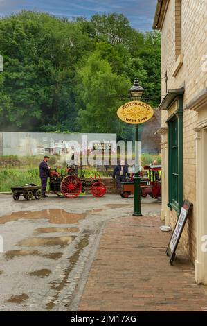 Dampflokomotive in der Straße in Blists Hill Victorian Village, Ironbridge, Shropshire, England Stockfoto