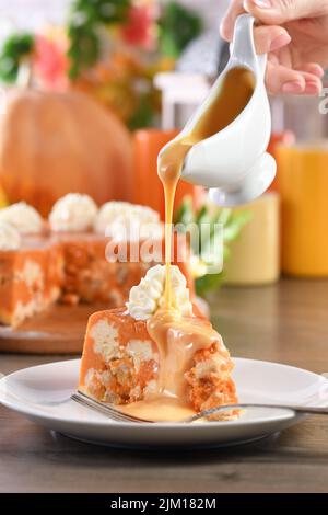 Ein Stück Kürbis- und Quark-Auflauf mit Karamell-Belag auf einem Teller. Dies ist ein köstliches Dessert mit herbstlichen Noten gefüllt. Er ist voll von p Stockfoto