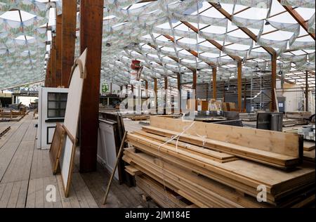 München, Deutschland. 04. August 2022. Arbeiter bauen auf dem Oktoberfest ein Festzelt. Auf einer Pressekonferenz am 04.08.2022 sollen die Innovationen auf dem Oktoberfest 2022 vorgestellt werden. Das Oktoberfest findet in diesem Jahr von 17.09.2022 bis 03.10.2022 statt. Quelle: Sven Hoppe/dpa/Alamy Live News Stockfoto