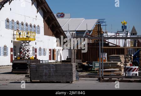 München, Deutschland. 04. August 2022. Ein Arbeiter malt die Wand eines Festzeltes auf dem Oktoberfest. Auf einer Pressekonferenz am 04.08.2022 sollen die Innovationen auf dem Oktoberfest 2022 vorgestellt werden. Das Oktoberfest findet in diesem Jahr von 17.09.2022 bis 03.10.2022 statt. Quelle: Sven Hoppe/dpa/Alamy Live News Stockfoto