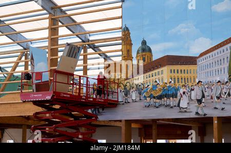 München, Deutschland. 04. August 2022. Arbeiter tragen Wandverkleidungen auf einem Festzelt auf dem Oktoberfest-Gelände. Die Neuheiten auf dem Oktoberfest 2022 werden auf einer Pressekonferenz am 04.08.2022 vorgestellt. Das Oktoberfest findet in diesem Jahr von 17.09.2022 bis 03.10.2022 statt. Quelle: Sven Hoppe/dpa/Alamy Live News Stockfoto