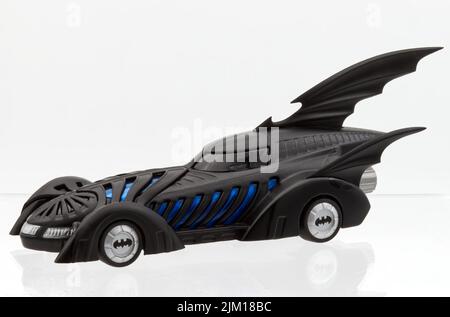 Bologna - Italien - 3. August 2022: Batmobile Modell Replik aus 1995 Batman Forever Film, isoliert auf weißem Hintergrund Stockfoto