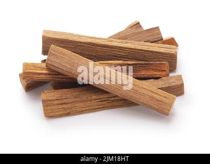 Sandelholz-Sticks isoliert auf weißem Hintergrund Stockfoto