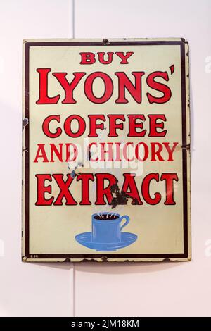 Ein altes Emaille-Metallschild, das Lyons' Coffee und Chicory Extract anwirbt. Stockfoto