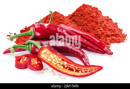 Frische rote Chilischoten, Querschnitt aus Chilischote und gemahlener Cayennepfeffer mit isolierten Samen auf weißem Hintergrund. Stockfoto