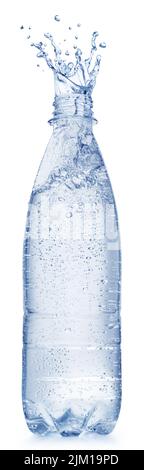 Plastikflasche mit gekühltem Wasser und Wasserspritzer Krone auf der Oberseite. Datei enthält Beschneidungspfad. Stockfoto