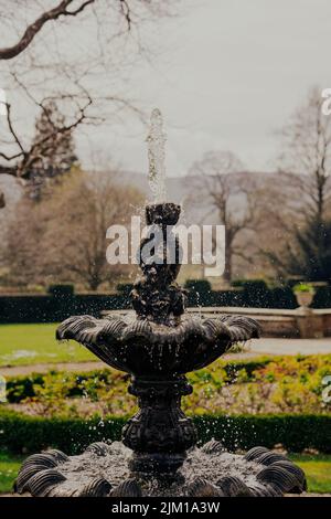 Guisborough England: April 2022: Ein Wasserbrunnen an der Außenseite der Gisborough Hall Stockfoto