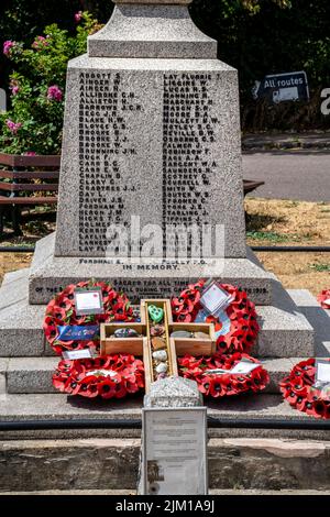 MISTLEY WAR MEMORIAL IN DER NÄHE DER ZWILLINGSTÜRME Stockfoto