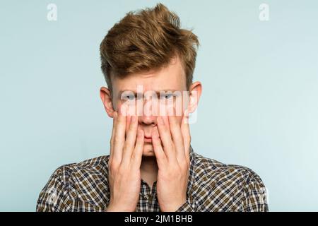 Traurig rueful depressiv fröhlich Mann Gesicht Emotion Stockfoto