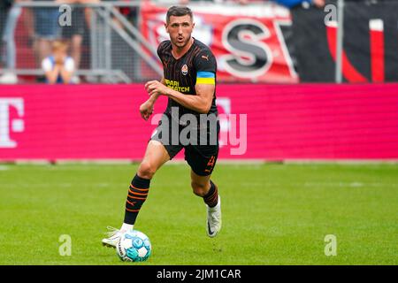 UTRECHT, NIEDERLANDE - 30. JULI: Sergiy Kryvtsov von Shakhtar Donetsk läuft mit dem Ball während des Vorsaison-Freundschaftsspiels zwischen FC Utrecht und FK Sjachtar Donetsk am 30. Juli 2022 im Stadion Galgenwaard in Utrecht, Niederlande (Foto: Joris Verwijst/Orange Picts) Stockfoto