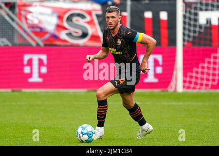 UTRECHT, NIEDERLANDE - 30. JULI: Sergiy Kryvtsov von Shakhtar Donetsk läuft mit dem Ball während des Vorsaison-Freundschaftsspiels zwischen FC Utrecht und FK Sjachtar Donetsk am 30. Juli 2022 im Stadion Galgenwaard in Utrecht, Niederlande (Foto: Joris Verwijst/Orange Picts) Stockfoto