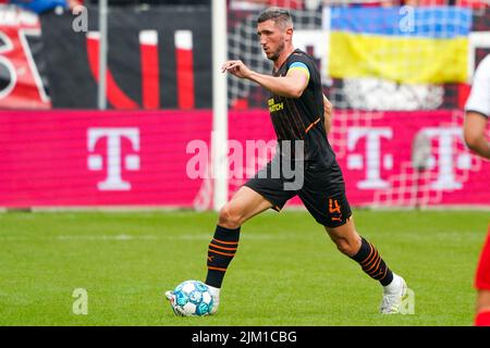 UTRECHT, NIEDERLANDE - 30. JULI: Sergiy Kryvtsov von Shakhtar Donetsk läuft mit dem Ball während des Vorsaison-Freundschaftsspiels zwischen FC Utrecht und FK Sjachtar Donetsk am 30. Juli 2022 im Stadion Galgenwaard in Utrecht, Niederlande (Foto: Joris Verwijst/Orange Picts) Stockfoto