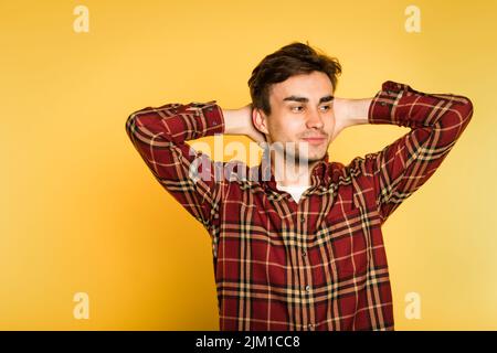 Entspannter, lockerer Kopf des Mannes, der geheimnisvoll lächelt Stockfoto