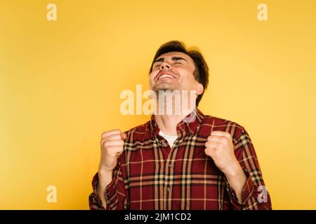 Ekstatisch entzückte Mann feiert Erfolg Emotion Stockfoto