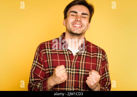 Ekstatisch glücklicher Mann feiert Erfolg Emotion Stockfoto