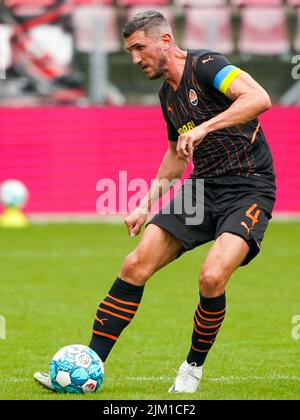 UTRECHT, NIEDERLANDE - 30. JULI: Sergiy Kryvtsov von Shakhtar Donetsk läuft mit dem Ball während des Vorsaison-Freundschaftsspiels zwischen FC Utrecht und FK Sjachtar Donetsk am 30. Juli 2022 im Stadion Galgenwaard in Utrecht, Niederlande (Foto: Joris Verwijst/Orange Picts) Stockfoto