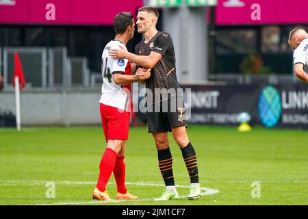 UTRECHT, NIEDERLANDE - 30. JULI: Nick Viergever vom FC Utrecht und Andriy Totovytskyi vom Shakhtar Donetsk während des Vorsaison-Freundschaftsspiel zwischen dem FC Utrecht und dem FK Sjachtar Donetsk am 30. Juli 2022 im Stadion Galgenwaard in Utrecht, Niederlande (Foto: Joris Verwijst/Orange Picts) Stockfoto