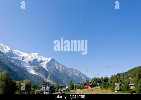 Gleitschirmfliegen über dem Chamonix-Tal, Chamonix Mont-Blanc, Frankreich Stockfoto