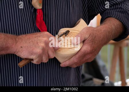 Ein Clog-Hersteller in holland beschäftigt sich mit neuen Holzschuhen Stockfoto