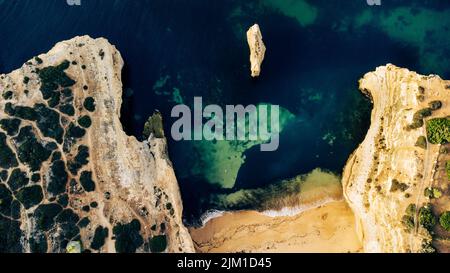 Praia do Carvalho, Bengalischer Strand. Drohnenaufnahme, topview. Algarve Portugal. Hochwertige Fotos Stockfoto