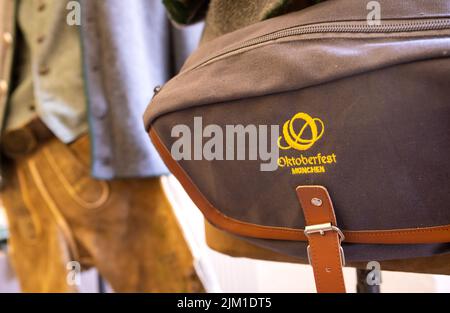 München, Deutschland. 04. August 2022. Das neue Oktoberfest-Logo ist auf einer Tasche während einer Pressekonferenz zu sehen. Auf der Pressekonferenz wurden die Neuheiten auf dem Oktoberfest 2022 vorgestellt. Das Oktoberfest findet in diesem Jahr von 17.09.2022 bis 03.10.2022 statt. Quelle: Sven Hoppe/dpa/Alamy Live News Stockfoto