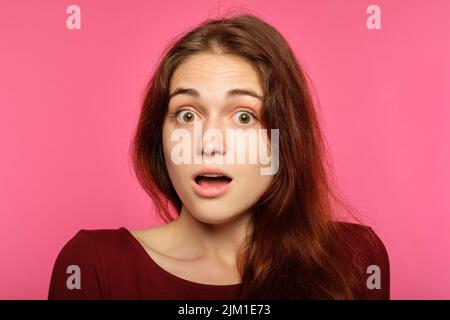 Überrascht erschreckt erstaunt Frau keuchend Emotion Stockfoto