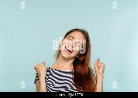 ja Erfolg Leistung Freude lächelnd aufgeregt Mädchen Stockfoto