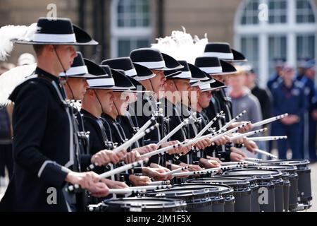 Das Top Secret Drum Corps aus der Schweiz während der Arbeitsprobe für das diesjährige Royal Edinburgh Military Tattoo mit dem Titel Voices, in Redford Barracks, Edinburgh. Bilddatum: Donnerstag, 4. August 2022. Stockfoto