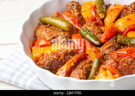 Traditionelle hausgemachte türkische Küche Kofte: Kofta mit Tomatensauce und Kartoffeln. (Türkischer Name; Izmir kofte) Stockfoto