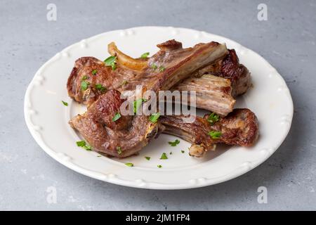 Gegrillte Lammkoteletts in köstlicher Aussicht, türkischer Name; Izgara pirzola Stockfoto