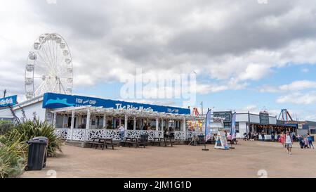 Das Blue Marlin Fish and Chips Restaurant am Meer, in South Shields, South Tyneside, Großbritannien, mit dem Big Wheel dahinter. Stockfoto