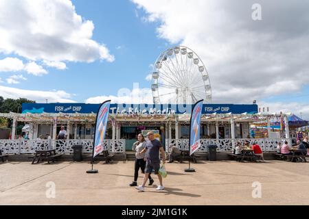 Das Blue Marlin Fish and Chips Restaurant am Meer, in South Shields, South Tyneside, Großbritannien, mit dem Big Wheel dahinter. Stockfoto