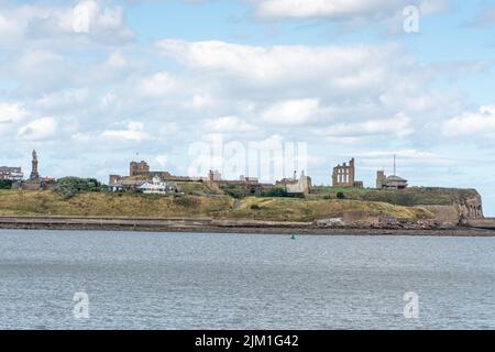 Ein Flussblick auf Tynemouth Priory und Schloss und das Collingwood Monument in Tynemouth, North Tyneside, Großbritannien. Stockfoto