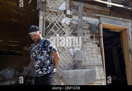 Non Exclusive: MAKARIV, UKRAINE - 1. AUGUST 2022 - Valerii Kyrylenko ist Teil der Familie, die die Besitzer des ersten modularen Hauses gebaut und wurde Stockfoto