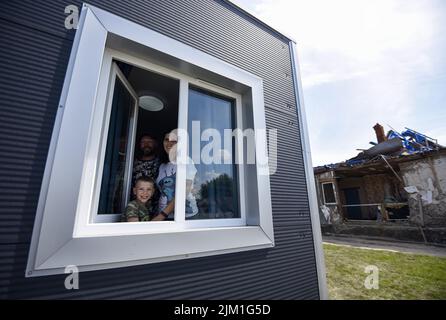 Non Exclusive: MAKARIV, UKRAINE - 1. AUGUST 2022 - die Familie Kyrylenko ist die Eigentümerin des ersten modularen Hauses, das im Rahmen des NESTPROJEKTS mit don gebaut wurde Stockfoto