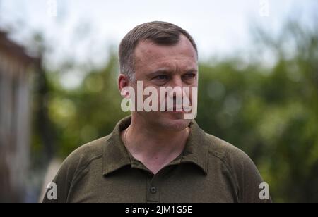 Nicht exklusiv: MAKARIV, UKRAINE - 1. AUGUST 2022 - Makariv Dorfvorsteher Vadym Tokar ist während einer Pressekonferenz vor dem Start des NEST P abgebildet Stockfoto