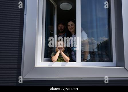 Non Exclusive: MAKARIV, UKRAINE - 1. AUGUST 2022 - die Familie Kyrylenko ist die Eigentümerin des ersten modularen Hauses, das im Rahmen des NESTPROJEKTS mit don gebaut wurde Stockfoto