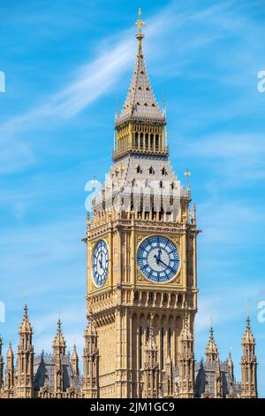 Blick auf Big Ben, den berühmten Uhrenturm nach einer großen Renovierung im Jahr 2022. London, England Stockfoto